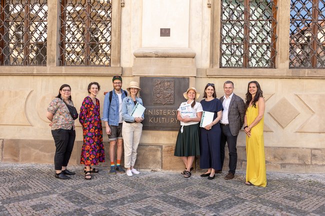 Broumovská labuť doletěla s přihláškou na ministerstvo kultury