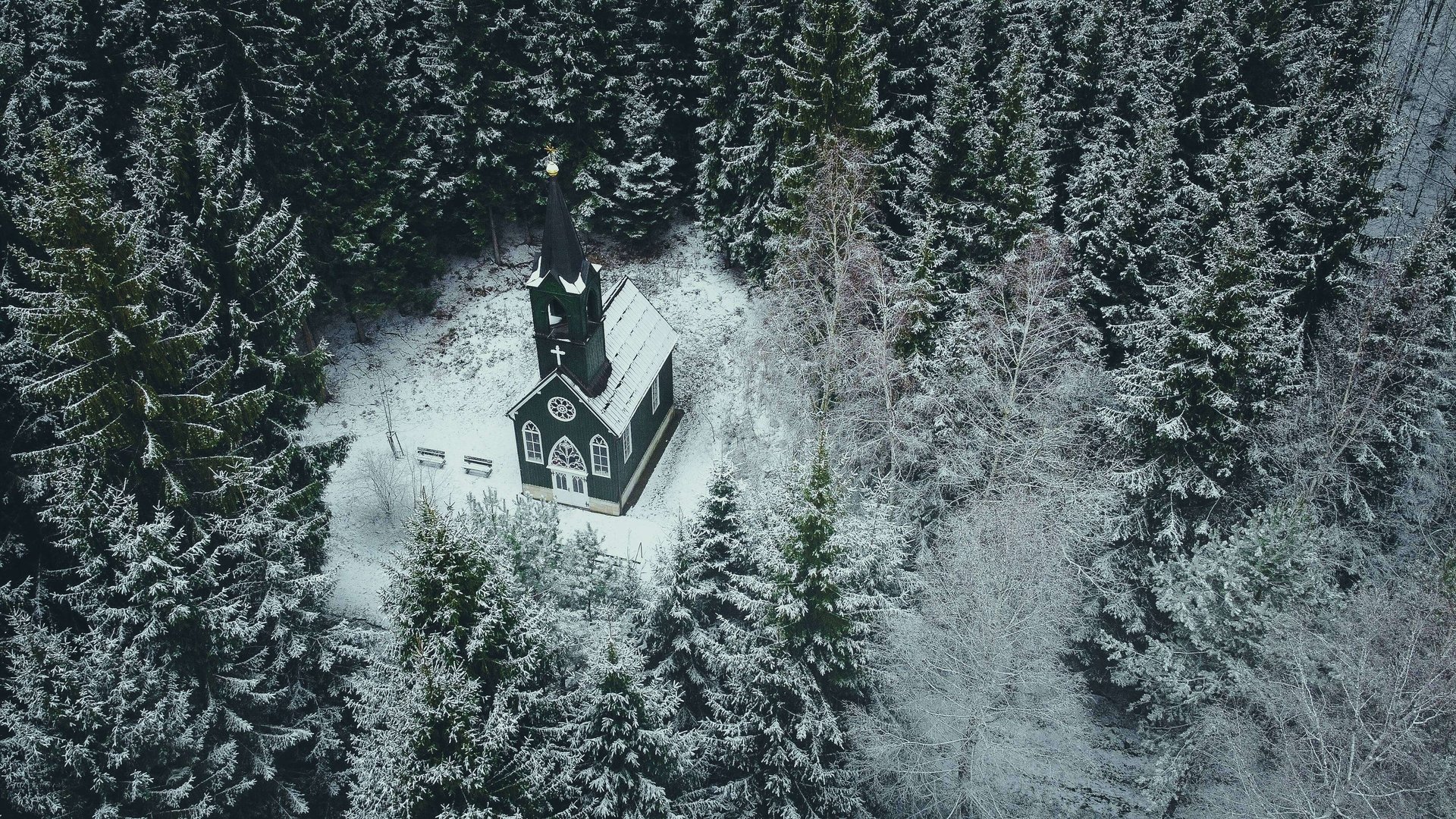 Ticháčkova kaple v zasněženém lesa z ptačí perspektivy
