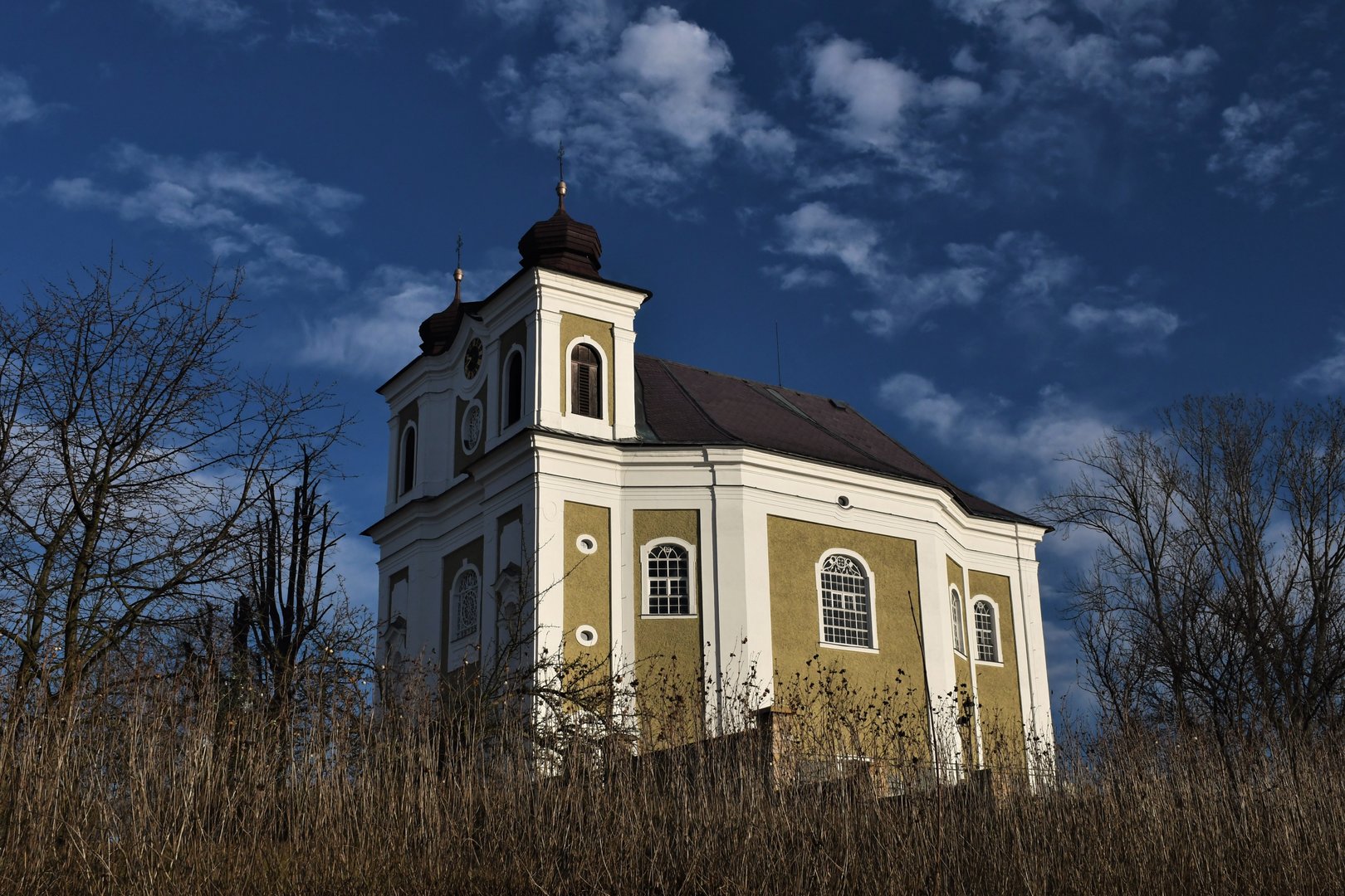 Ticháčkova kaple v zasněženém lesa z ptačí perspektivy