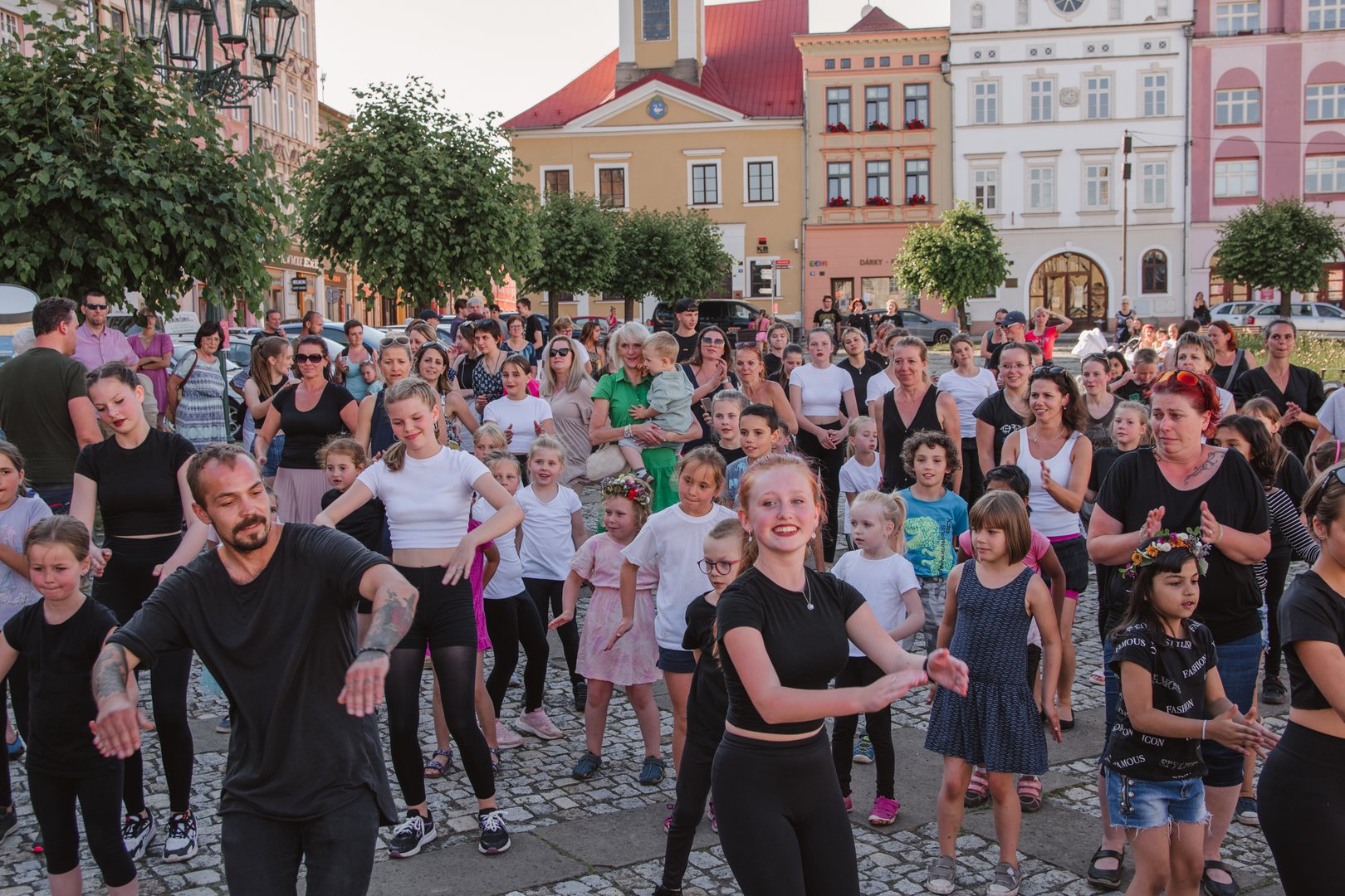 Taneční vystoupení ZUŠ Broumov na Náměstí míru, ke kterému se přidali sami občané Broumova a společně oživili centrum města