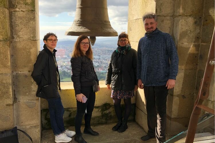 čtyři lidé stojící před výhledem na město