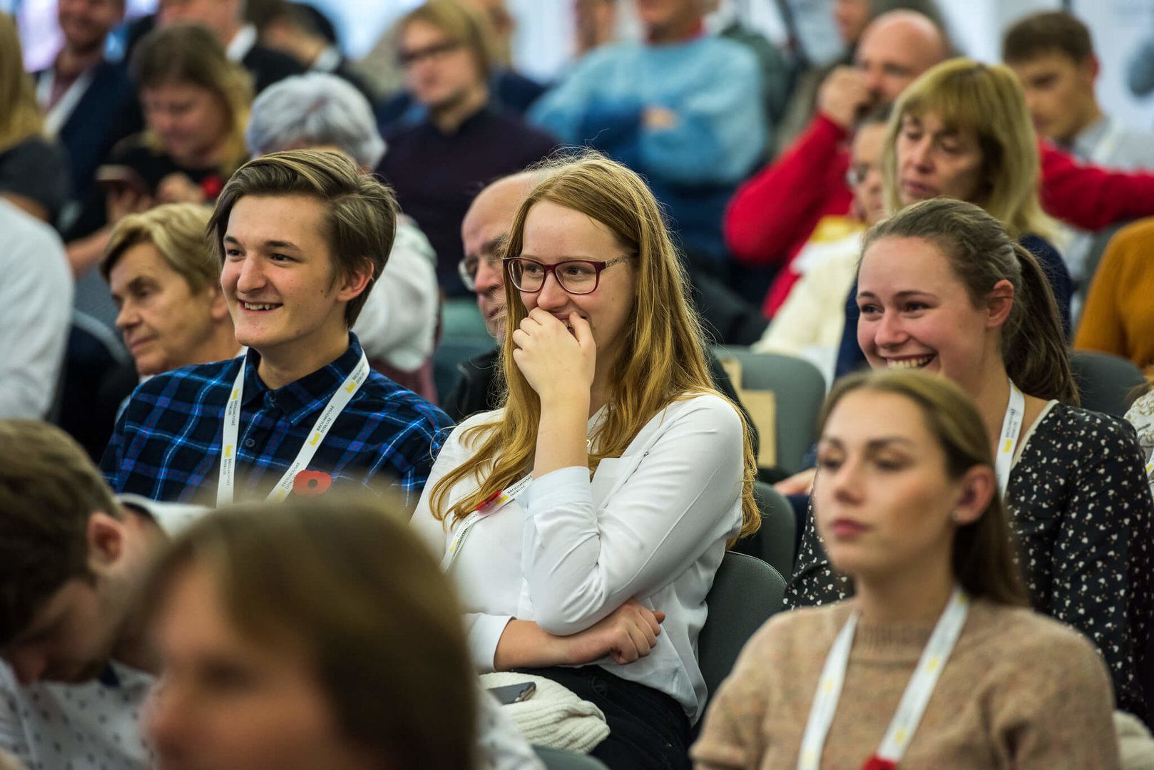 Smějící se studenti v publiku během Broumovských diskusí