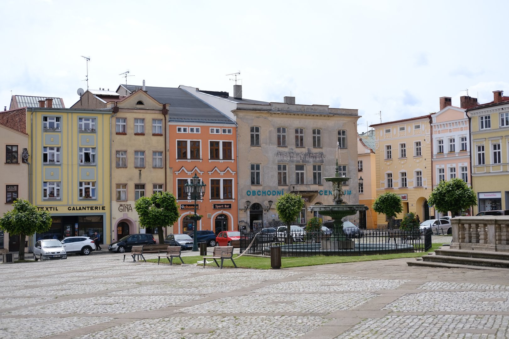 Náměstí míru v Broumově tak, jak vypadá téměř každý den, prázdné