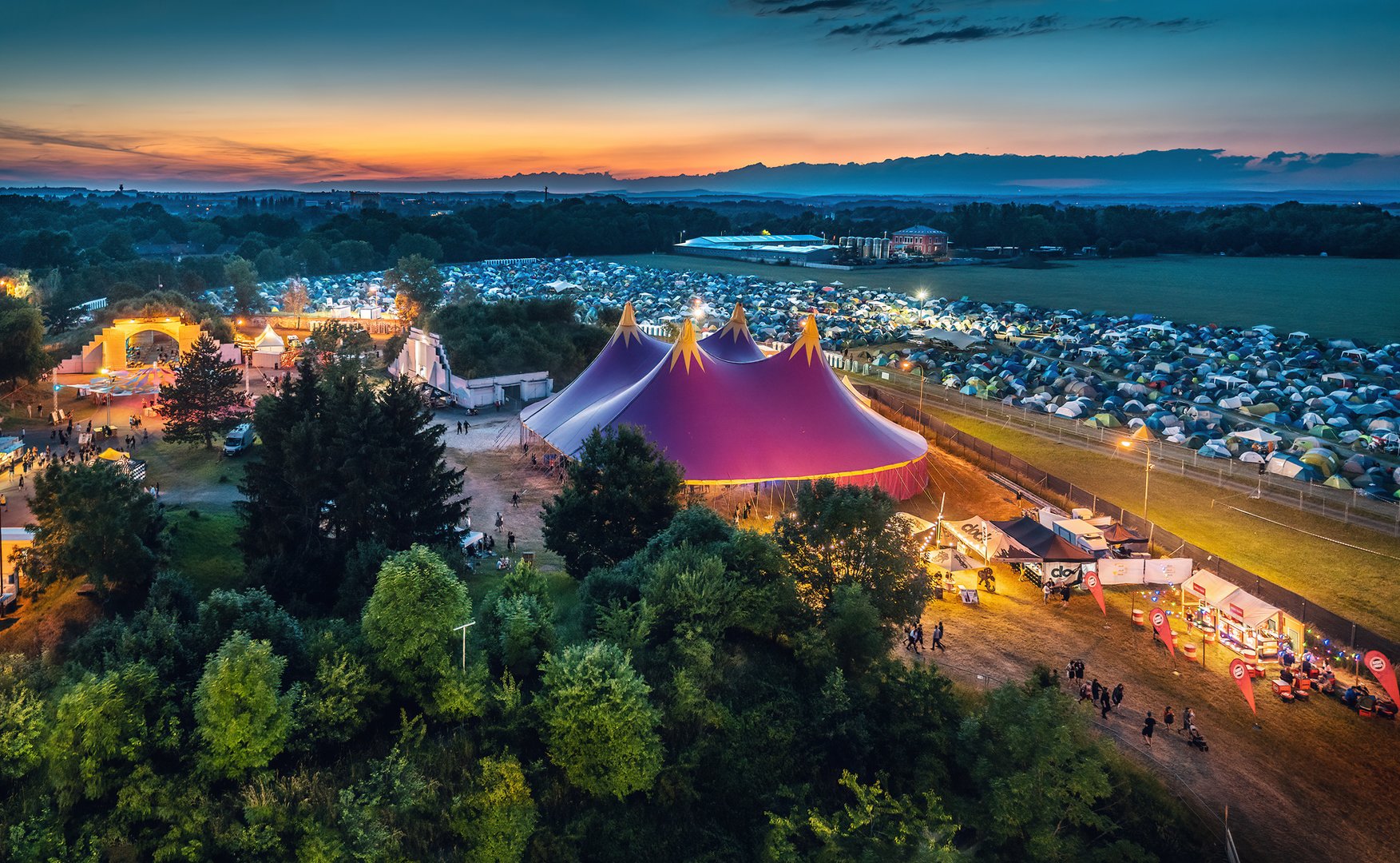 Pohled na večerní areál Rock for People, Park 360 v Hradci Králové