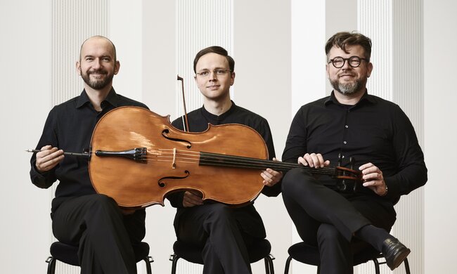 Stabat Mater | Kchun Duo a Eduard Šístek, violoncello koncert spojený s živě tvořeným light designem